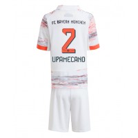 Stroje piłkarskie Bayern Munich Dayot Upamecano #2 Koszulka Wyjazdowej dla dzieci 2025-26 Krótki Rękaw (+ szorty)